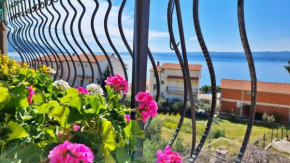 Black and White Apartment - 2 bedrooms, walk to the beach
